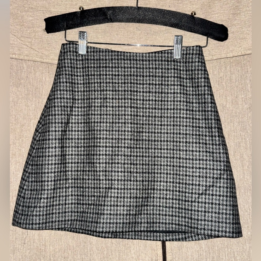 Aritzia Wilfred size 0 Classic Black and Gray Houndstooth Wool/Cashmere Skirt